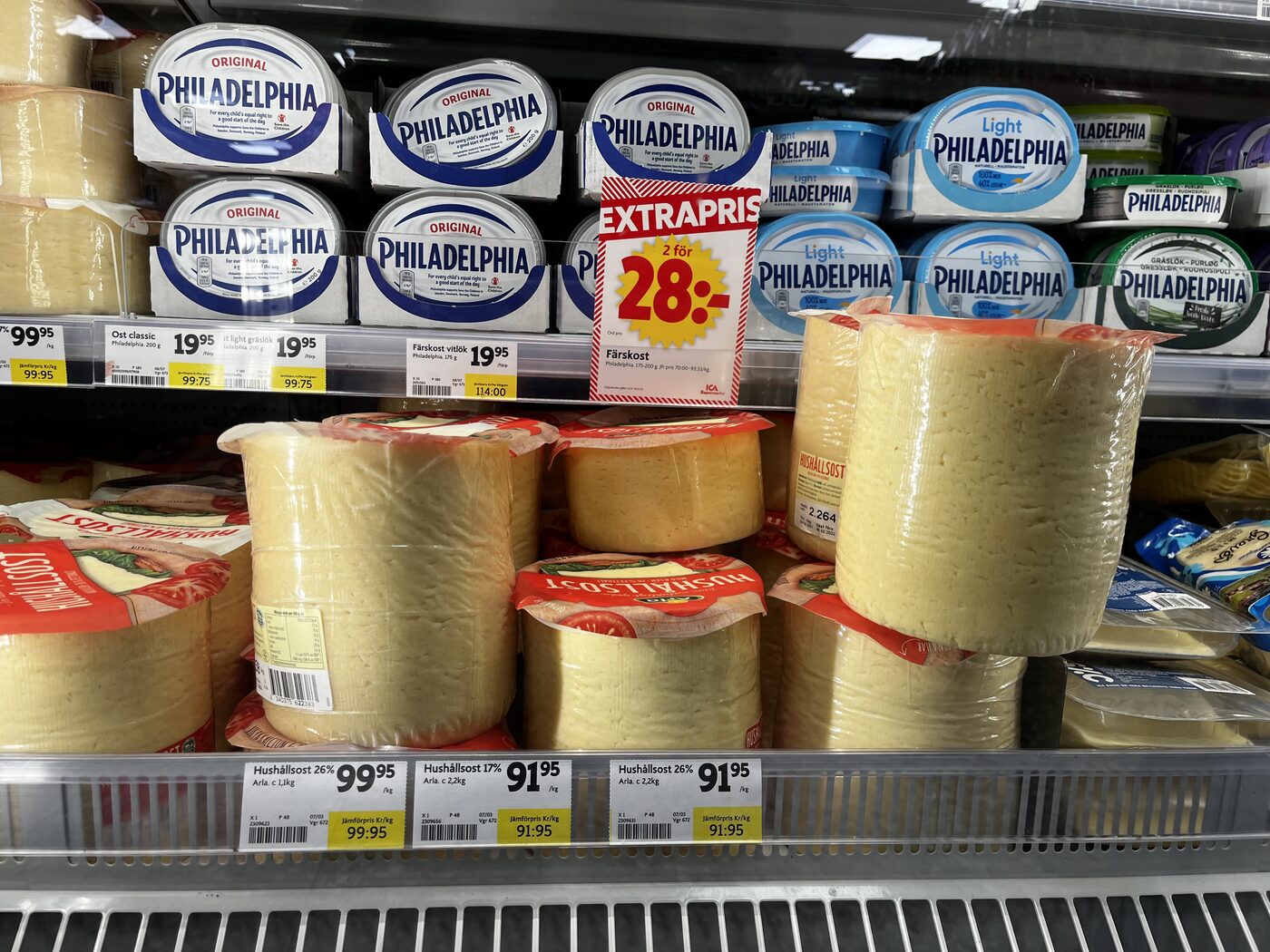 Käseregal im schwedischen Supermarkt