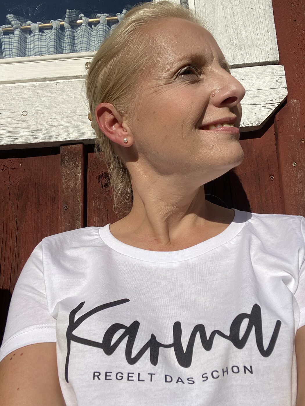 Naicy im Karma-T-Shirt